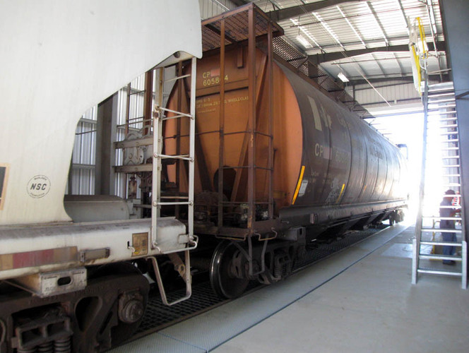 railcar unloading system